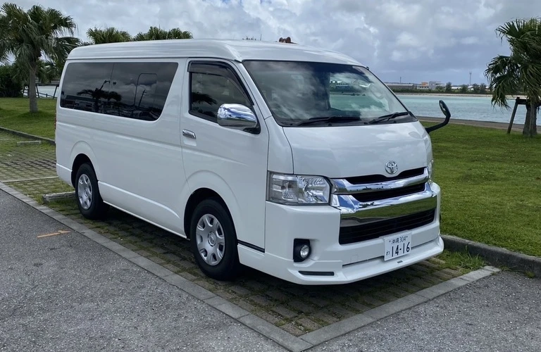 沖縄で10人乗りハイエースをレンタルして﻿みんなで﻿旅行を楽しもう！