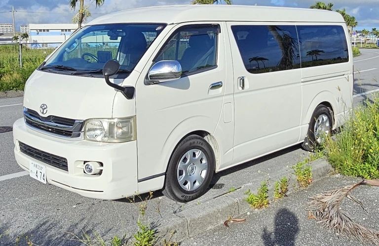 沖縄で大人数旅行やビジネスの移動に最適！トヨタ・ハイエースレンタル